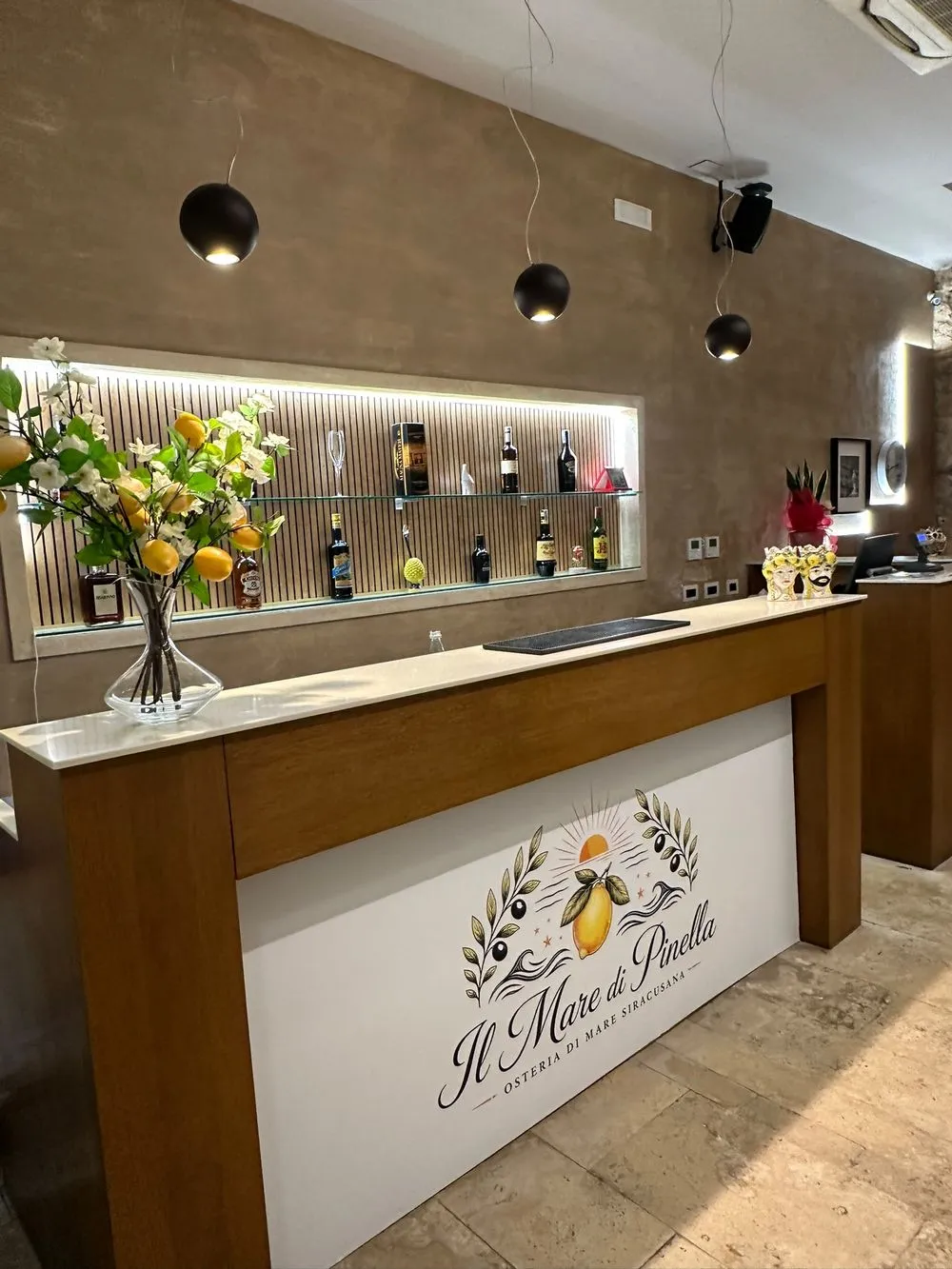 Il bancone del locale