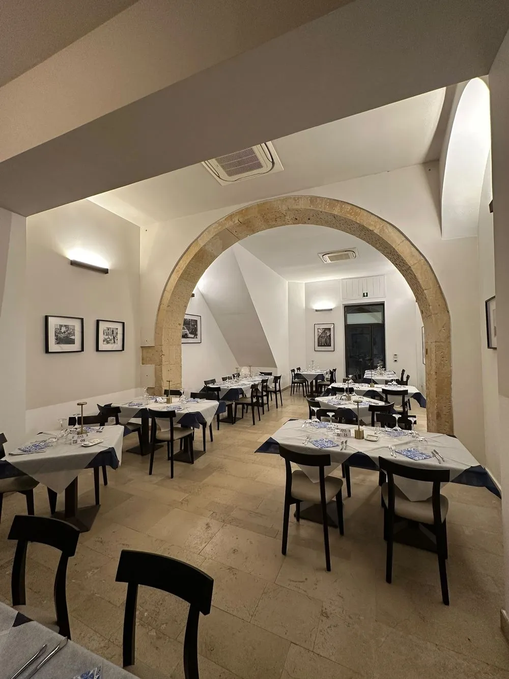 Sala con tavoli apparecchiati
