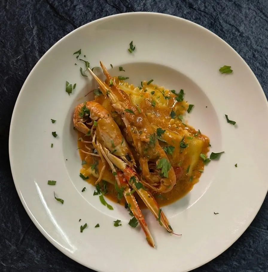 Ravioli di scampi in salsa di scampi